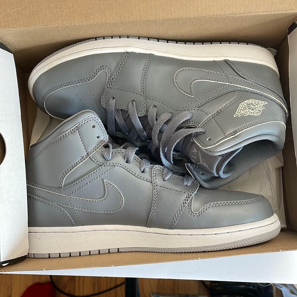 Gray and white Air Jordan’s 1 MID BG youth size 6